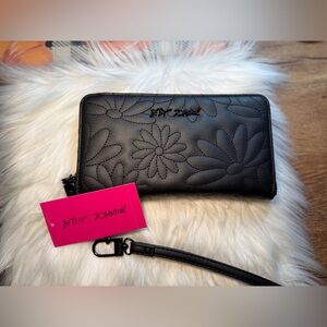 NEW‼️Betsey Johnson Daisy quilted black wristlet wallet